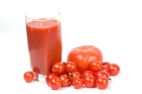 Tomaten und Saft auf weißem Hintergrund — Stockfoto