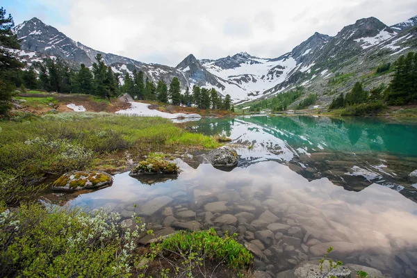 Όμορφη ορεινή λίμνη με αντανάκλαση της πλησιέστερο βουνά — Φωτογραφία Αρχείου