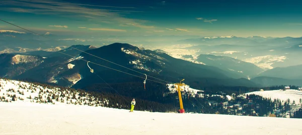 Vue panoramique sur les montagnes d'hiver — Photo