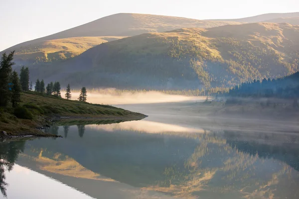 Красивое горное озеро с отражением ближайших гор — стоковое фото