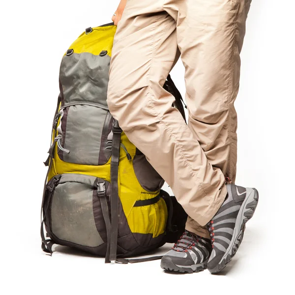 Mann steht neben gepacktem Rucksack und bereit — Stockfoto