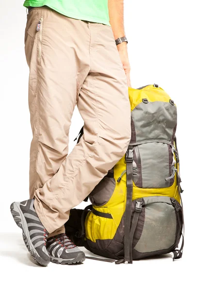 Homem fica perto de mochila embalada e pronto para ir — Fotografia de Stock