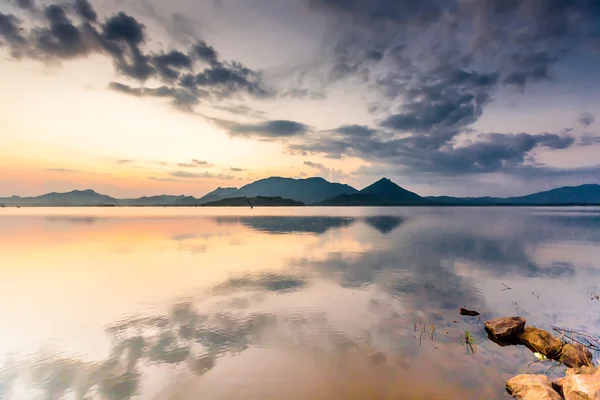 Scenic view at mirror of big lake in Sri Lanka during sunrise — Stock Photo, Image