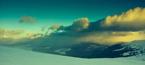 Vista panorámica de las montañas de invierno — Foto de Stock