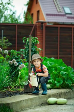 tatil bahçede çalışan bir çocuk portresi