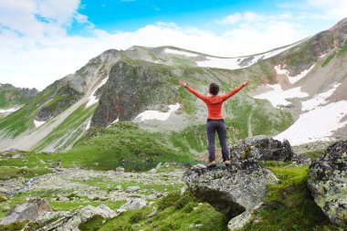 Kafkas Dağları'nda uzun yürüyüşe çıkan kimse