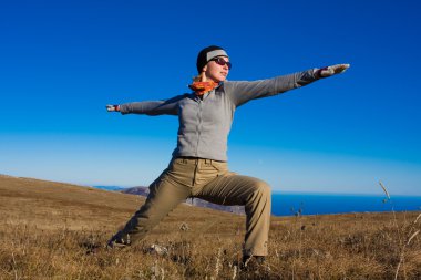 Kadın yogastic excersises dağlarda yapıyor