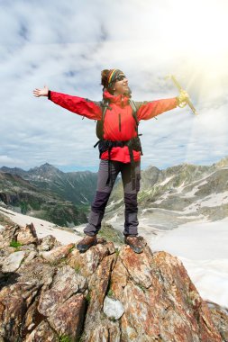Kafkas Dağları'nda uzun yürüyüşe çıkan kimse