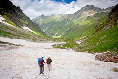 Kafkas Dağları'nda uzun yürüyüşe çıkan kimse