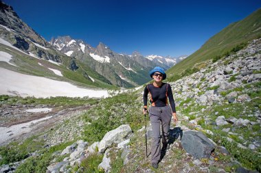 Kafkas Dağları'nda uzun yürüyüşe çıkan kimse