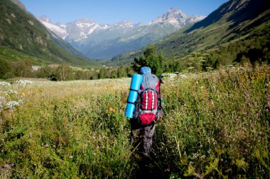 Kafkas Dağları'nda uzun yürüyüşe çıkan kimse