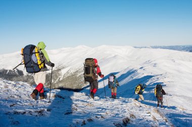 Dağlarda uzun yürüyüşe çıkan kimse kış