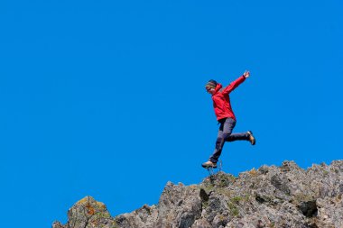 Kafkas Dağları'nda uzun yürüyüşe çıkan kimse