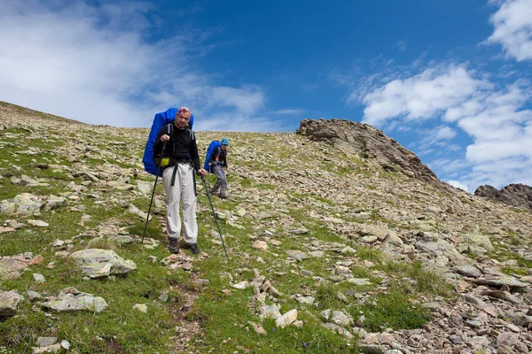 Caminhante nas montanhas do Cáucaso — Fotografia de Stock