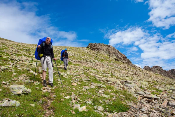 Senderista en las montañas del Cáucaso — Foto de Stock