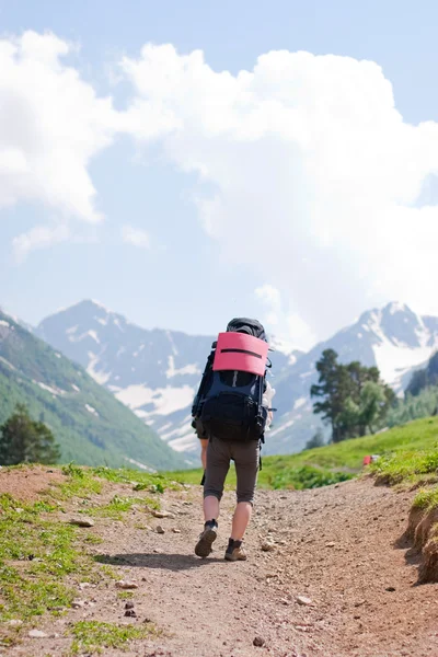 Hiker di pegunungan Caucasus — Stok Foto