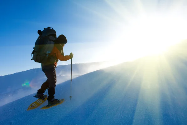 Escursionista in inverno in montagna — Foto Stock