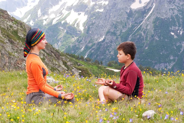 Yoga kvinna gör yogatic exericise i naturen — Stockfoto