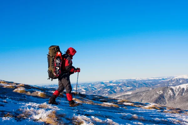 Dağlarda uzun yürüyüşe çıkan kimse kış — Stok fotoğraf