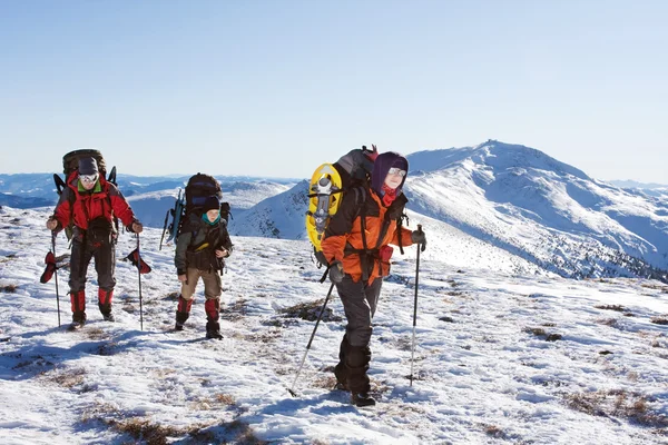 冬天在山的徒步旅行者 — 图库照片