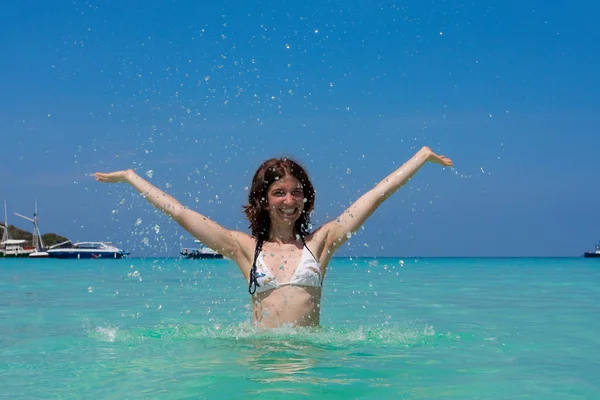 Chica con el pelo largo jugando en el mar —  Fotos de Stock