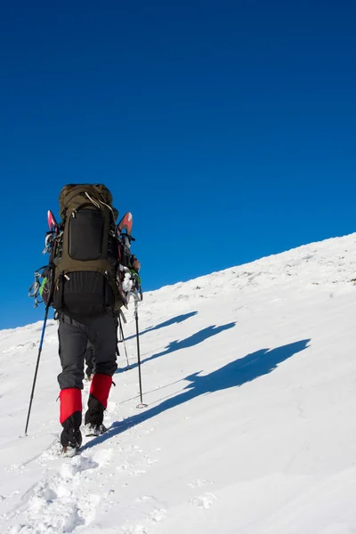 Caminhante no inverno nas montanhas — Fotografia de Stock