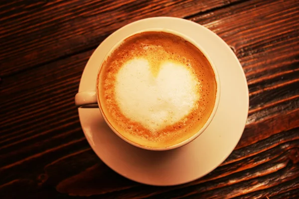 Tasse à café avec lait et cœur shap — Photo