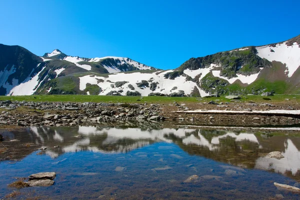 Lago in montagna — Foto Stock