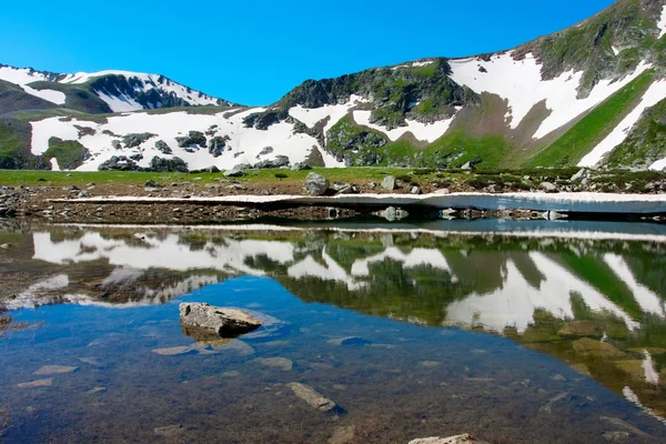 Lago in montagna — Foto Stock