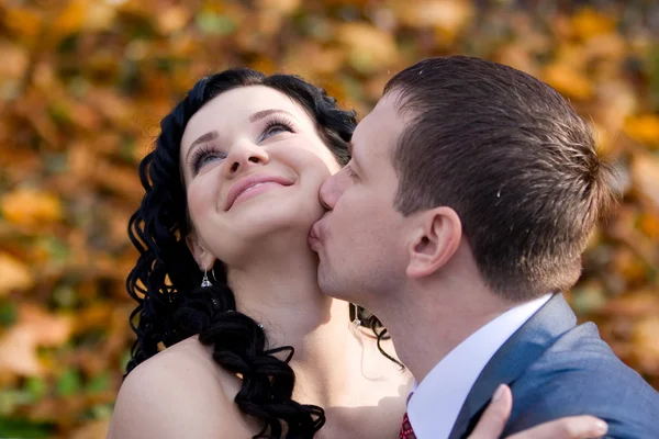 Noiva feliz e noivo em seu dia do casamento — Fotografia de Stock