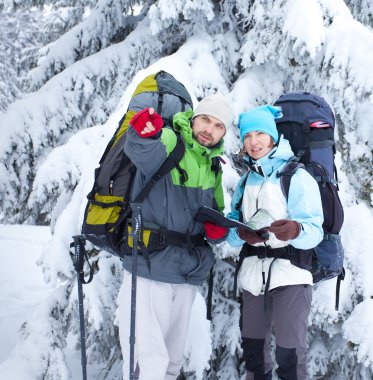 Uzun yürüyüşe çıkan kimse haritanın diğer görünüyor sırasında gitmek için yol gösterir
