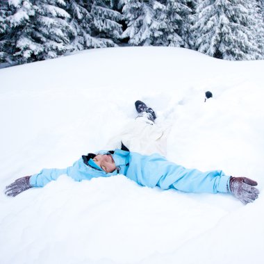 uzun yürüyüşe çıkan kimse kar ormanda yürür
