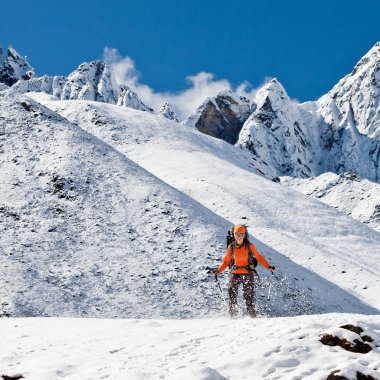 Himalaya dağlarında yürüyüş