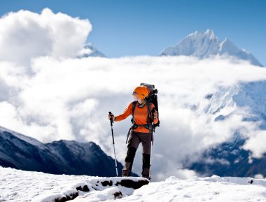 Himalaya dağlarında yürüyüş