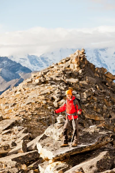 Wandelen in de Himalaya bergen — Stockfoto