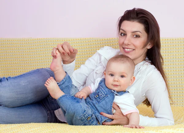 Madre e hija —  Fotos de Stock