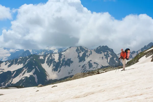 Hiker in Caucasus mountains — Stock Photo, Image