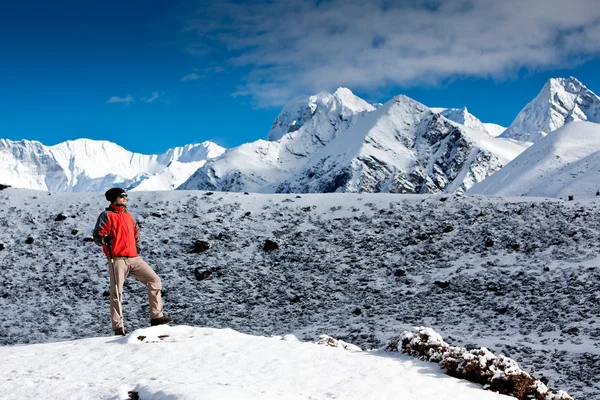 Vandring i himalaya berg — Stockfoto