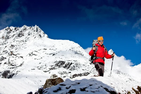 Wandelen in de Himalaya bergen — Stockfoto