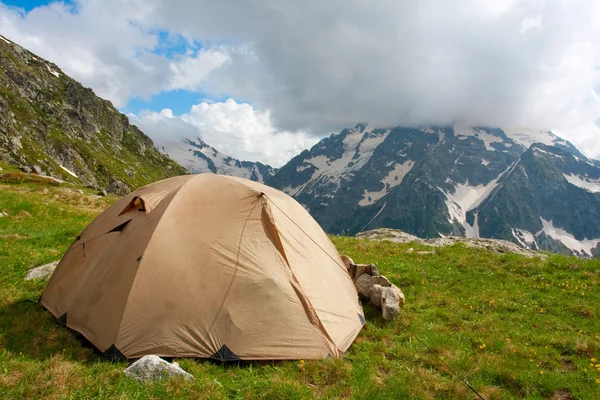 Палатки в горах — стоковое фото
