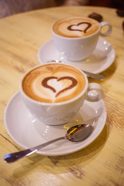 Xícara de café com leite e forma de coração — Fotografia de Stock