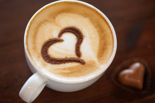 Tasse à café avec lait et forme de coeur — Photo