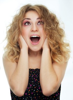 Güzel kadın beyaz arka plan üzerinde hayran