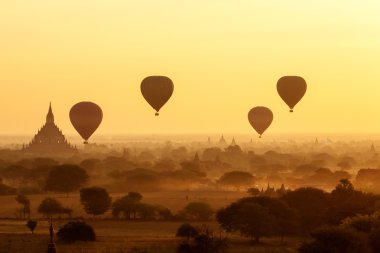hava balonları Budist tapınakları gündoğumu, üzerinde. Bagan, Myanmar.