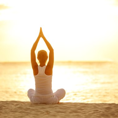 Kafkas kadın pratik yoga, deniz kıyısı