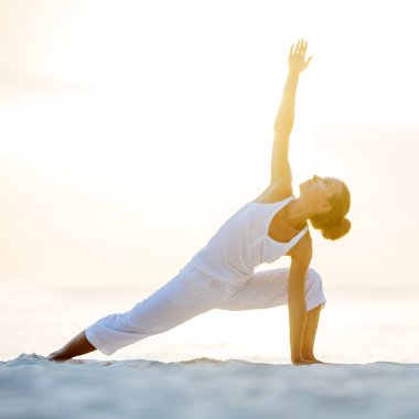 Kafkas kadın pratik yoga, deniz kıyısı