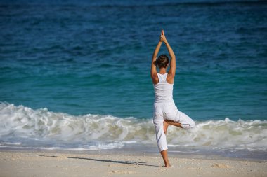 Kafkas kadın pratik yoga, deniz kıyısı