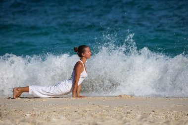 Kafkas kadın pratik yoga, deniz kıyısı