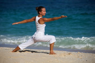 Kafkas kadın pratik yoga, deniz kıyısı