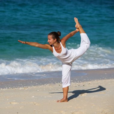 Kafkas kadın pratik yoga, deniz kıyısı